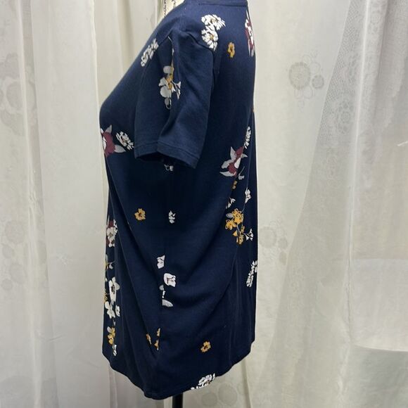 Navy blue with floral print, short sleeve T-shirt from the gap size medium - Picture 3 of 5